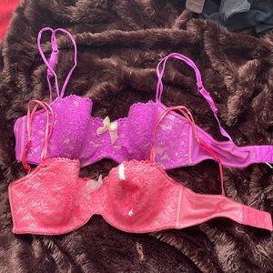 32DD-34DD LACEY LINGERIE BRAS. No smoking pet friendly home. Good condition